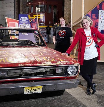 Marianna Auliciema kopā ar līdzkuratori Ievu Vītolu izstādes "Nyet, Nyet, Soviet!" atklāšanā 2023. gadā ar Jura Bļodnieka "Valiant" auto.