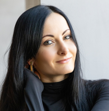 No Latvijas Nacionālā baleta vadošās solistes kļuvusi par horeogrāfi, viņa iejūtas abās lomās. Tā būs arī jaunākajā
Aivara Leimaņa baletā “Esmeralda”, kur Elzu Leimani redzēsim
titullomā un pirmoreiz arī tik vērienīga baleta līdzautores statusā.