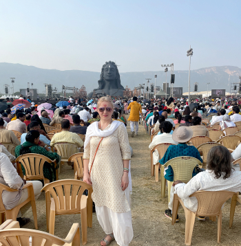 Mahašivaratri svētki Sadhguru āšramā Isha centrā. Gan tiešsaistē, gan klātienē šo pasākumu svin apmēram 200 miljoni cilvēku visā pasaulē. Agnese Fūrmane.