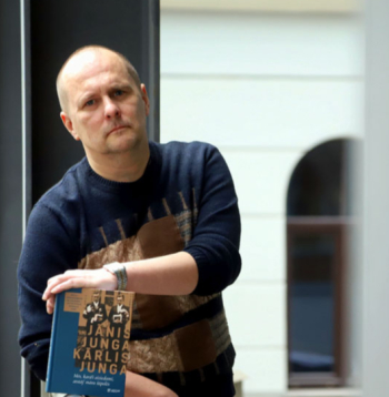 Izdevniecībā “Latvijas Mediji” iznākusi jauna grāmata, kurā divi brāļi – Jānis un Kārlis Jungas – stāsta par savām kara gaitām,
kas katram aizritēja savā ierakumu pusē. Grāmatas zinātniskais redaktors ir vēsturnieks Kaspars Zellis.