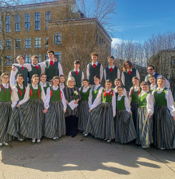 Ķekavas vidusskolas jauktā kora dalībnieki un vadītāja Inga Lagzdiņa – prieks un gandarījums pēc lieliska rezultāta 2. kārtas skatē.  