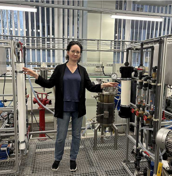 Projekta vadītāja RTU asociētā profesore Linda Mežule demonstrē projekta laikā izveidoto un patentēto daudzpakāpju membrānu sistēmu filtru, ar kuru ūdeni, cukura šķīdumu un cukuru atdala no nesašķeltajām daļiņām.