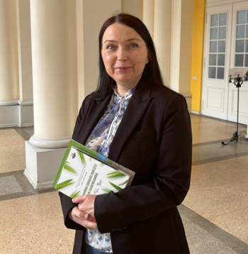 Latvijas Biozinātņu un tehnoloģiju universitātes (LBTU) Meža un vides zinātņu fakultātes asociētā profesore, inženierzinātņu doktore Laima Bērziņa Latvijā ir atbildīgā par lauksaimniecībā radīto SEG emisiju aprēķinu. Viņa ar SEG emisiju inventarizāciju darbojas kopš 2012. gada.