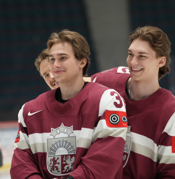 Latvijas hokeja valstsvienības spēlētāji Martins Laviņš (no kreisās) Anrī Ravinskis pēc oficiālās fotografēšanās pasaules hokeja čempionātā ''Hovet'' arēnā.