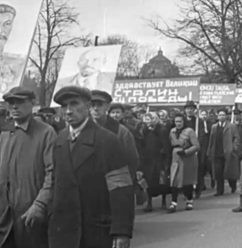Rīdzinieki 1945. gada 9. maijā organizēti dodas uz centrālo mītiņu Rīgā. Kinožurnālā “Padomju Latvija" diktora teksts: “Ļaudis līksmos gājienos devās uz Esplanādi.”