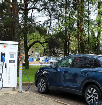 "E-mobi" stacijās, atšķirībā no citām, jāmaksā nevis par patērētājām kWh, bet par uzlādei pavadīto laiku. Tas mudina autovadītāju ātrāk uzlādēt bateriju un dod vietu citam.