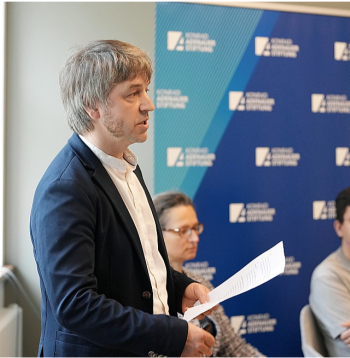 Latvijas Universitātes Filozofijas un socioloģijas institūta vadošais pētnieks Mārtiņš Kaprāns: "Jāpatur prātā, ka krievvalodīgie ir pakļauti dubultai sociālajai kontrolei."