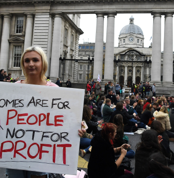 Īrijas galvaspilsētā Dublinā iedzīvotāji protestē pret mājokļu nepieejamību. Plakāts vēsta: “Mājas ir cilvēkiem, nevis peļņai!” Īrija ir viena no Eiropas valstīm, kur pēdējo desmit
gadu laikā strauji augušas mājokļu cenas.