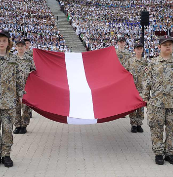 Jaunsargi Mežaparka estrādē ienesa Latvijas valsts sarkanbaltsarkano karogu.