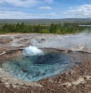 Viens no tūristu visapmeklētākajiem dabas objektiem Islandē ir Geizeru
parks. 