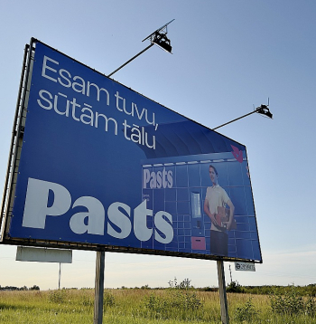 "Latvijas Pasts" savu jauno tēlu reklamē uz lieliem plakātiem arī lielceļu malās.