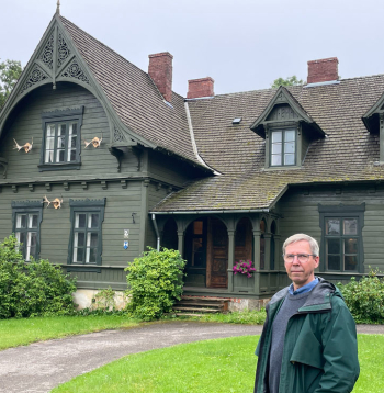 Mežkunga mājai pērn atjaunots krāsojums un nupat pie fasādes
piestiprinātas medību trofejas, kā tas bijis senāk. Attēlā: Kārlis Bandenieks pie sava nama.
