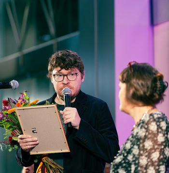Dzejnieks Artis Ostups, saņemot Dzejas dienu balvu. Kopā ar dzejnieci Ēriku Bērziņu.