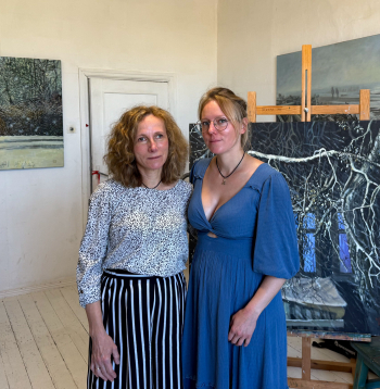 Abas mākslinieces, mamma un meita, Mētras radošajā pasaulē – viņas studijā Jēkabpilī.