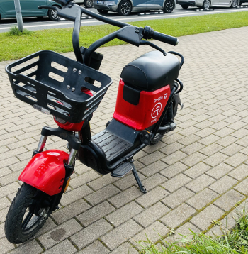 Koplietošanas "e-velosipēdu" operatora "Ride Mobility" (SIA "Ride") mopēds.
