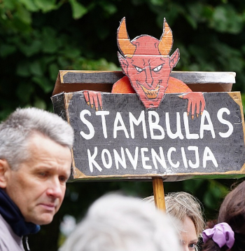 Latvijā Eiropas Padomes Konvencija par vardarbības pret sievietēm un vardarbības ģimenē novēršanu un apkarošanu jeb tā dēvētā Stambulas konvencija stājās spēkā pagājušā gada 1. maijā. Ceļš uz dokumenta ratifikāciju Saeimā bija ilgs, bijušas un joprojām notiek protesta un atbalsta akcijas no dažādām grupām. Attēlā: pikets pie Ministru kabineta pret Stambulas konvenciju 2023. gada 8. augustā.
