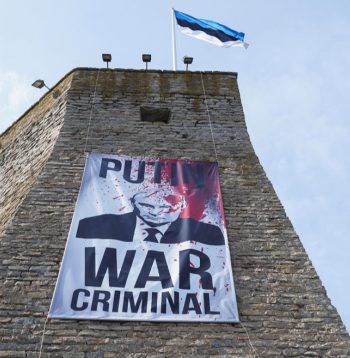 Igaunijas pilsētā Narvā uz cietokšņa mūra, ko var labi apskatīt no
Krievijas puses, izvietots Krievijas diktatora Vladimira Putina attēls un uzraksts “Putins – kara noziedznieks”. Vairāk nekā 90% Narvas iedzīvotāju ir krievvalodīgie, bet vietējie iedzīvotāji uzsver, ka Narva ir Igaunijas pilsēta.