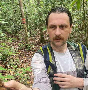 Dmitrijs Teļnovs Malaizijas mūžamežos ar ragaino akantozauru – rāpuli no agāmu dzimtas.