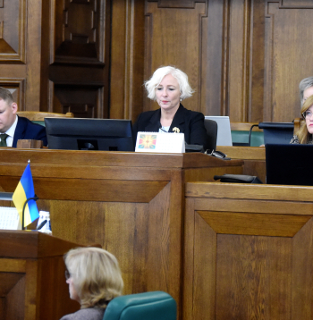 Saeimas sekretārs Edvards Smiltēns (no kreisās), Saeimas priekšsēdētāja Daiga Mieriņa, Saeimas priekšsēdētājas biedre Zanda Kalniņa-Lukaševica  piedalās Saeimas ārkārtas sēdē.