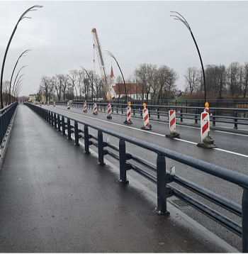 Jaunajam tiltam neviena no vecā tilta konstrukcijām nebija atbilstoša un derīga, tāpēc visus vecā tilta balstus nācies demontēt. Salacgrīvieši ir patīkami pārsteigti, ka tilta būvniecība tikusi pabeigta sākotnēji solītajos termiņos, kas Latvijā ir retums. Būvnieki apliecina – iekļauties pusotrā gadā neesot bijis viegli.