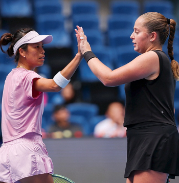 Aļona Ostapenko (no labās) kopā ar augumā smalko taivānieti Suveju Sje šogad spēlēja Austrālijas un Vimbldonas čempionātu finālos. Rīdziniece dubultspēlēs naudas balvās šogad nopelnīja gandrīz miljonu ASV dolāru.