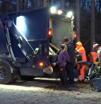 Lapu nodošanas punktā sastaptie iedzīvotāji atzīst, ka pirms siet ciet maisus cenšas tos rūpīgi pārbaudīt, lai gliemežu tur nebūtu.