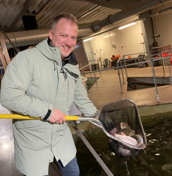 “Vēl kāds mēnesis jāpaaugas,” Lauris Apsis izvērtē Arktikas paliju svaru. Zivij jāsasniedz 1,5 kg, kad to pārved uz atpeldināšanas
baseinu, un pēc divām nedēļām aizceļo pie patērētājiem.