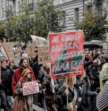 21. oktobrī ar demonstrāciju Viļņā noslēdzās kultūras darbinieku protesta mēnesis pret partiju "Nemunas rītausma", kura, kā uzsver Lietuvas kultūras pārstāvji, apdraud vārda brīvību, cīņu pret dezinformāciju un citas demokrātiskās vērtības.