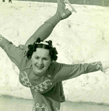 Alise Dzeguze Armijas sporta kluba laukuma slidotavā, 20. gs. 30. gadi.