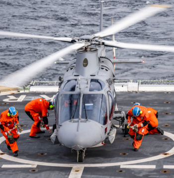 Helikopters HKP15 nolaižas uz patruļkuģa "Carlskrona" klāja. "Carlskrona" ir viens no Zviedrijas kuģiem, kas 2025. gada februārī piedalījās NATO operācijā "Baltic Sentry", kuras mērķis ir demonstrēt NATO spēku klātbūtni Baltijas jūrā un uzraudzīt tās kritisko zemūdens infrastruktūru.