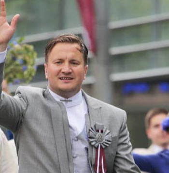 Kora “Kamēr…” mākslinieciskais vadītājs un galvenais diriģents Jurģis Cābulis Dziesmu
un deju svētku gājienā 2023. gadā.