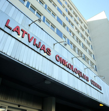 Amatpersonas vērš uzmanību – pateicoties tam, ka palielinās finansējums gan ārstniecībai, gan onkoloģisko pacientu medikamentiem, kā arī uzlabotas diagnostikas iespējas, slimības tiek atklātas agrīnākās stadijās. Tam esot arī loģiskas sekas – veselības aprūpes sistēmā ienāk vairāk pacientu agrīnās slimības stadijās.