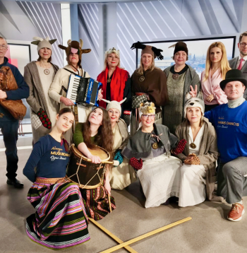 Stiprās sievas un Rīgas Danči kopā ar LTV Rīta Panorāmas vadītājiem.