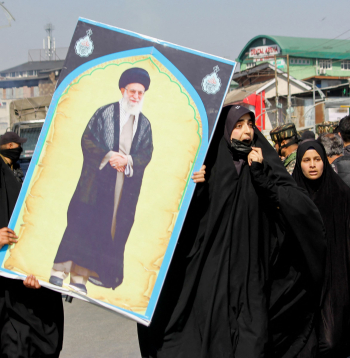Šiītu musulmaņu demonstranti 2026. gada 2. martā Šrinagarā tur rokās Irānas mirušā augstākā līdera ajatollas Ali Hamenei portretu, kamēr pēc viņa nāves ASV un Izraēlas triecienos tika ieviesti ierobežojumi un notika protesti.