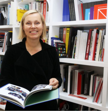 Dizainere, Latvijas Mākslas akadēmijas profesore un dizaina biroja "H2E" radošā direktore Ingūna Elere.