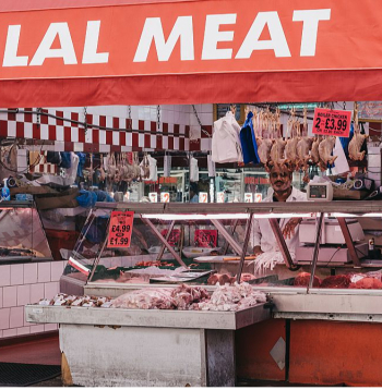 Latvijā atkal atsākušās diskusijas par to, cik pieļaujamas ir islāmā noteiktās "halal" dzīvnieku kaušanas metodes.