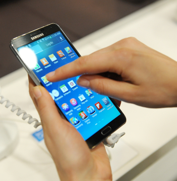 "Samsung" viedtālrunis.

