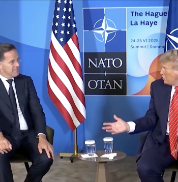 NATO ģenerālsekretārs Marks Rute un ASV prezidents Donalds Tramps.
