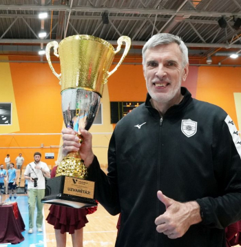 "Robežsardze"/"Rīgas Stradiņa universitāte" treneris Raimonds Vilde ar Latvijas čempionāta volejbolā kausu.