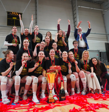 Latvijas čempionāta volejbolā sievietēm 1. vietas ieguvējas ''RSU" komandas spēlētājas ar izcīnīto kausu apbalvošanas ceremonijā "Rimi" Olimpiskajā centrā.
