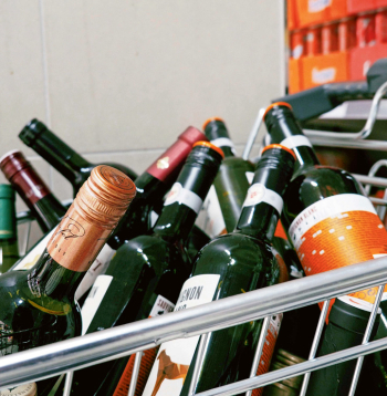 Vai alkohola tirdzniecības un reklamēšanas ierobežojumi ir mazinājuši alkohola patēriņu Latvijā, un kāpēc mūsu sabiedrībā tik daudz dzer?