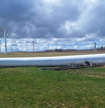 Turbīnas Bunkas pagastā uzstādītas pirms aptuveni 15 gadiem, vienai no tām nav izturējis balsts, un tā nogāzās.