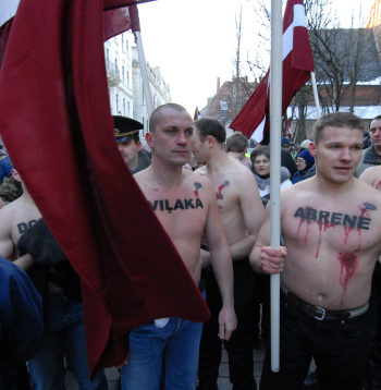 “Visu Latvijai” jauniešu pikets pie Saeimas 2007. gada 8. februārī Raivja Dzintara vadībā. 