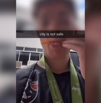 Didjē Gaspāra Ouena Maksimiljēna uzņemtais video, kur viņš nolaiza dzēriena salmiņu.