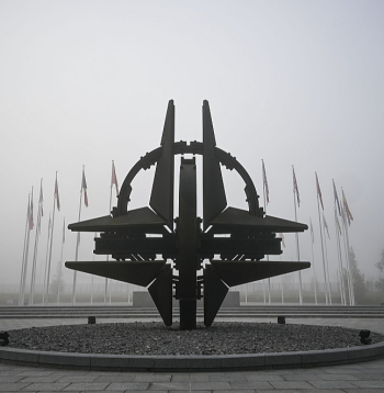 NATO simbols pie ieejas alianses galvenajā mītnē Briselē tinies miglā. Nav noslēpums, ka organizācija šobrīd piedzīvo krīzi, kas prasa pārmaiņas.