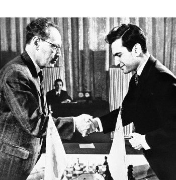 Divi Mihaili – Botviņņiks (no kreisās) un Tāls – 1961. gada pasaules čempiona titula revanša mačā Maskavā. Gadu iepriekš rīdzinieks Tāls ar izcilu sniegumu gāza Botviņņiku no pasaules čempiona torņa, kļūdams par visu laiku jaunāko pasaules čempionu šahā.