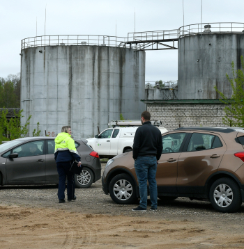 Operatīvo dienestu automašīnas netālu no naftas produktu uzglabāšanas objekta Komunālajā ielā Rēzeknē, kur nokritis drons.
