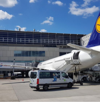 Aviokompānijas "Lufthansa" laineris Sent-Ekziperī lidostā Lionā Francijā. Vācijas nacionālā aviokompānija līdz oktobrim plāno atcelt 20 000 īso reisu.