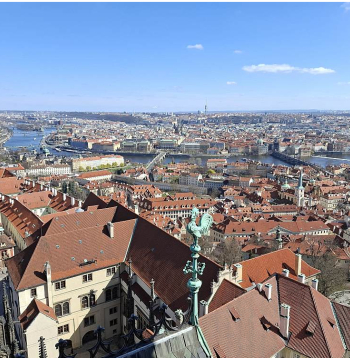 Skats uz Prāgu no Svētā Vita katedrāles dienvidu torņa. Tālumā nemīlētais Žižkovas televīzijas tornis.