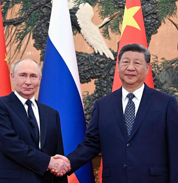 Krievijas diktators Vladimirs Putins (no kreisās) un Ķīnas prezidents Sji Dzjiņpins Šanhajas Sadarbības organizācijas samitā Tiandzjiņā pagājušā gada septembrī. Krievijas diktators Vladimirs Putins (no kreisās) un Ķīnas prezidents Sji Dzjiņpins Šanhajas Sadarbības organizācijas samitā Tiandzjiņā pagājušā gada septembrī.